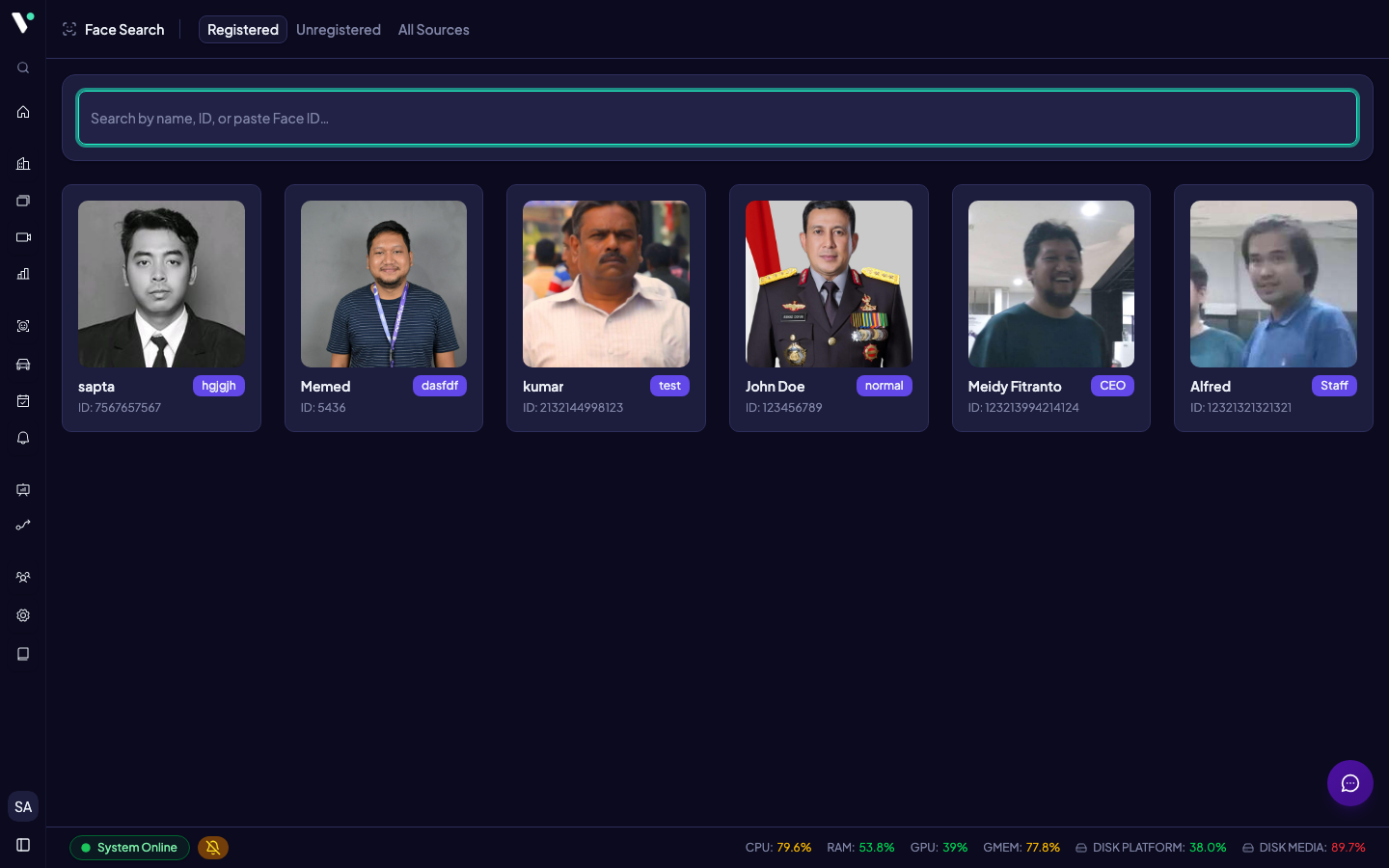 Halaman Face Search dengan tab Cari dan Bandingkan, panel parameter di kiri dan area hasil di kanan.